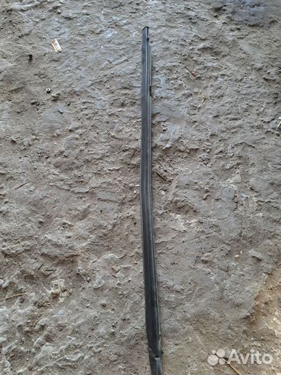 Уплотнитель стекла правый Mitsubishi Mirage