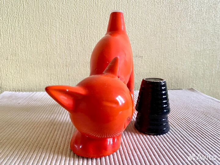 Бутылка в виде кошки ретро