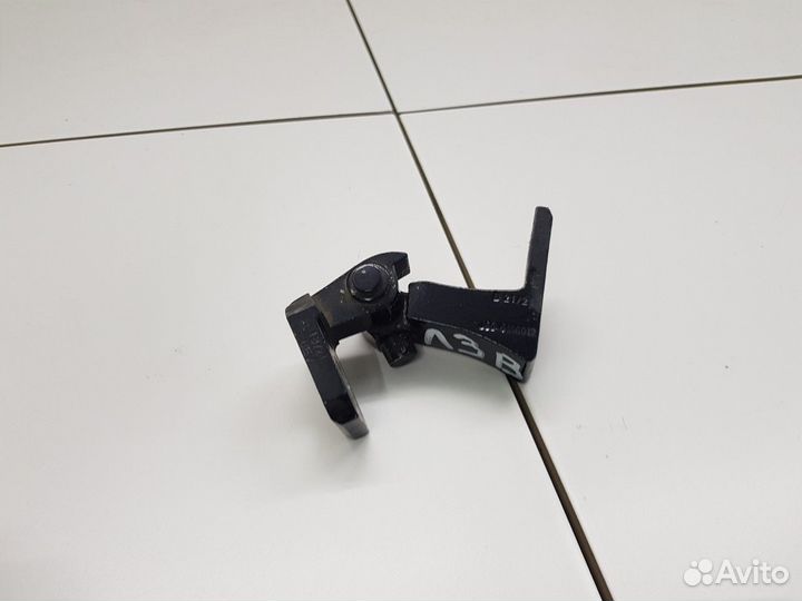 Петля двери задняя левая верхняя