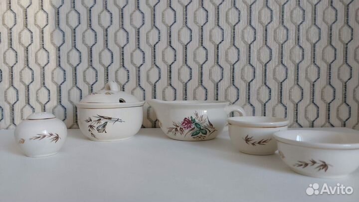 Салатники фарфоровые и коллекционная кружка