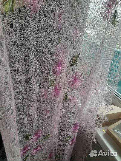 Палантин пуховый с вышивкой