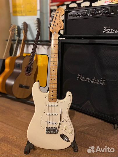 Fender stratocaster japan