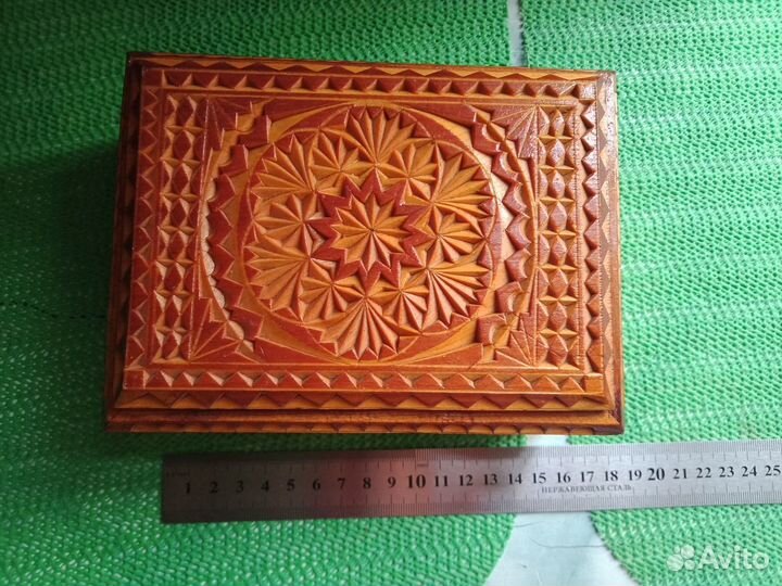 Шкатулка деревянная резная