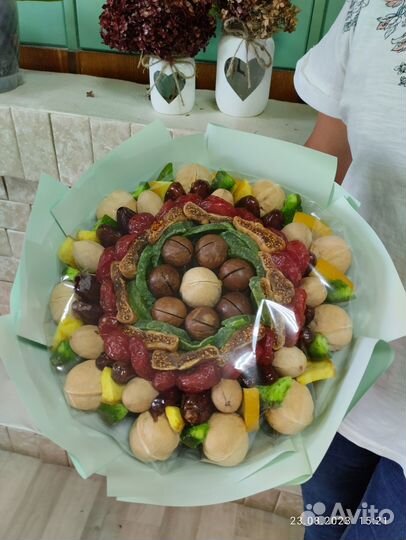 Букет из орехов и сухофруктов