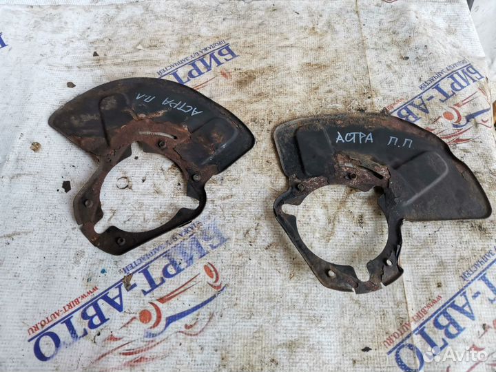 Пыльник переднего тормозного диска Opel Astra H