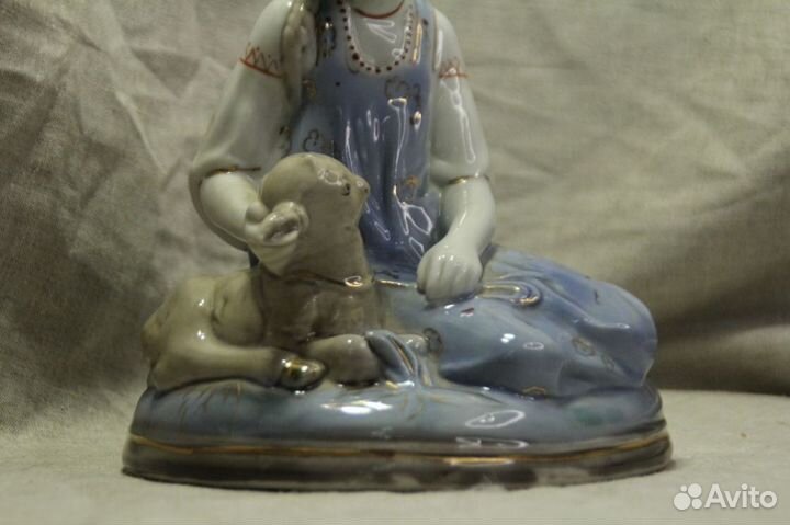Статуэтка фарфор 