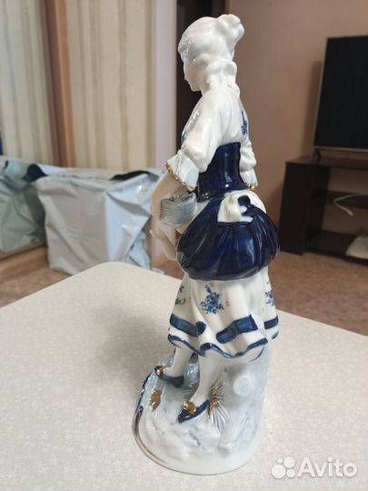 Большая фарфоровая статуэтка Дама с мальчиком