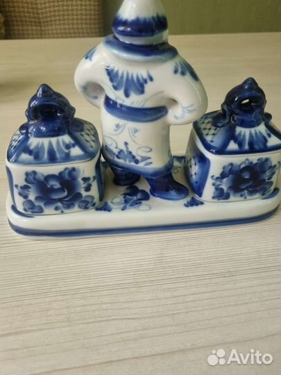 Гжель статуэтка-шкатулка Мужик с Коробами