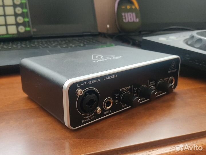 Звуковая карта behringer umc22