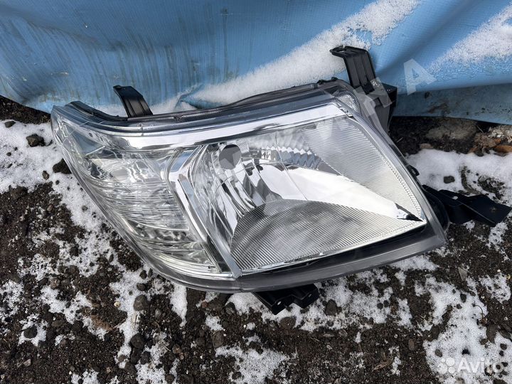 Фара правая Toyota Hilux 7 2006-2015