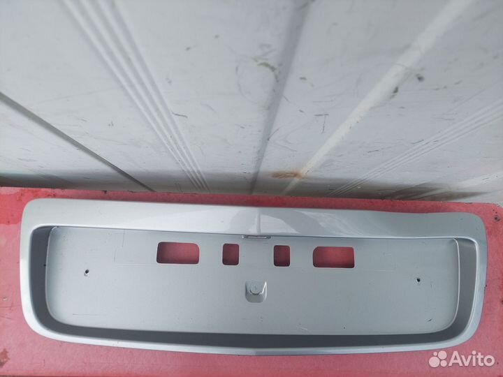 Накладка крышки багажника Nissan Primera P12