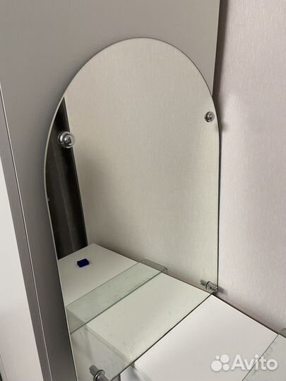 Зеркало в ванную с полочкой