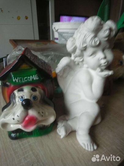 Копилка и статуэтка