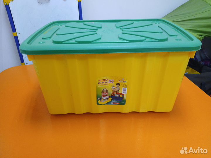 Ящик с пластиковыми кубиками