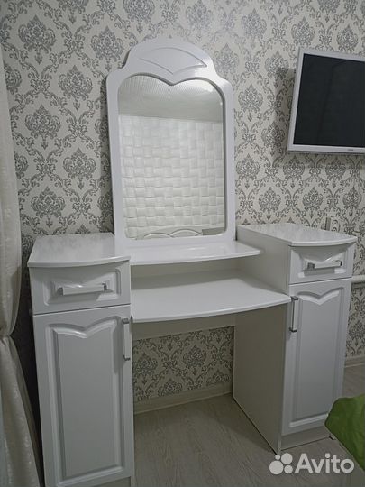 Туалетный столик с зеркалом