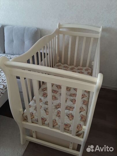 Детская кроватка с маятником и ящиком