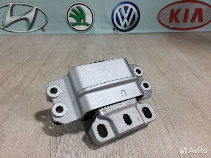 Опора подушка двигателя мкп левая Skoda Volkswagen