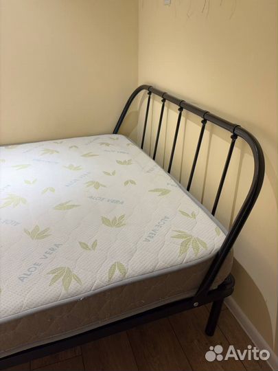 Кровать с матрасом 140 200