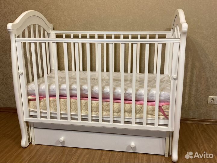 Детская кроватка с маятником