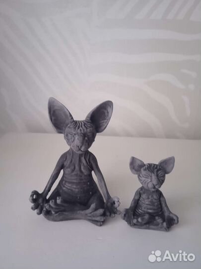 Медитирующий кот сфинкс