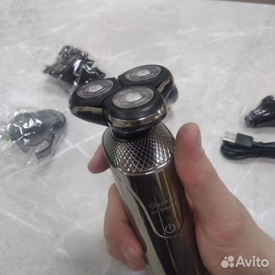 Безопасная электробритва для мужчины