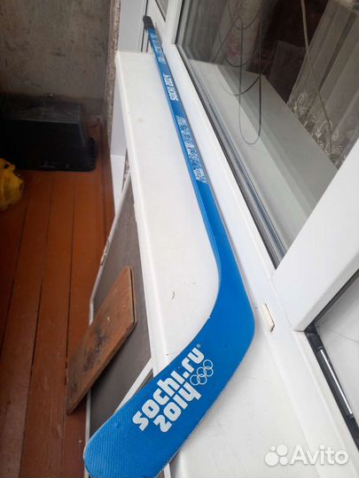 Клюшка и шайба с символикой Сочинской Олимпиады