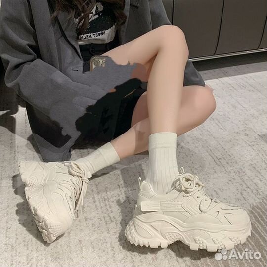 Кроссовки женские