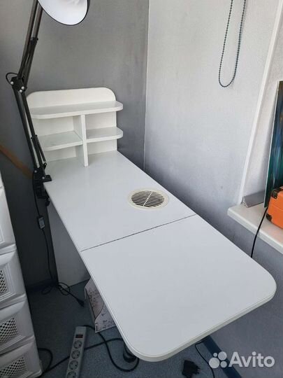 Лампа, стол, подставка для маникюра