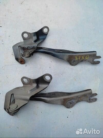 Петля капота левая B32H52420A