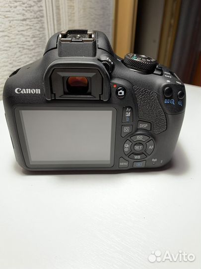Зеркальный фотоаппарат Canon eos 2000d