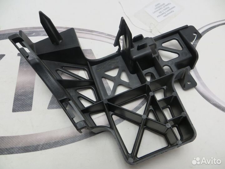 Кронштейн переднего бампера правый Mazda 3 BK