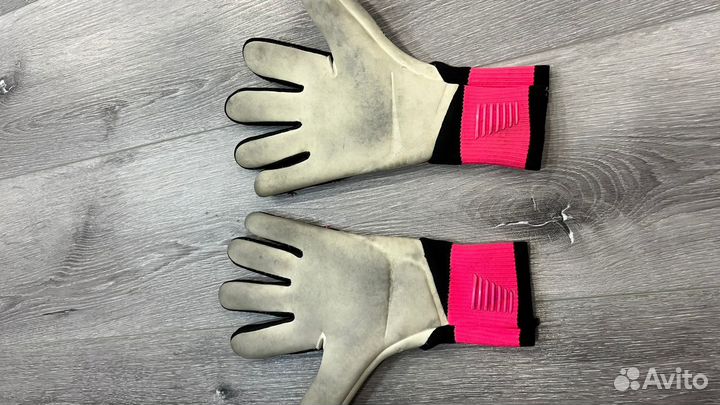 Вратарские перчатки