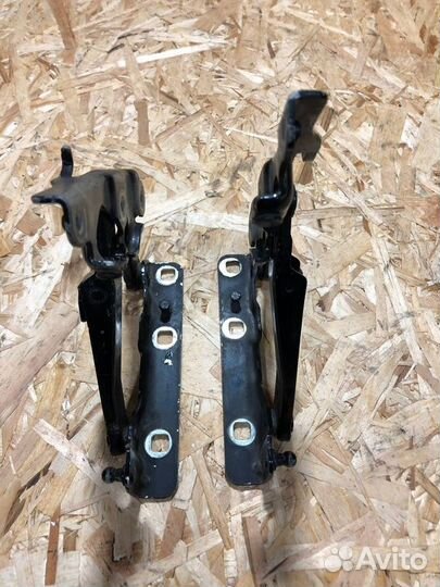 Петля капота Mercedes E W211