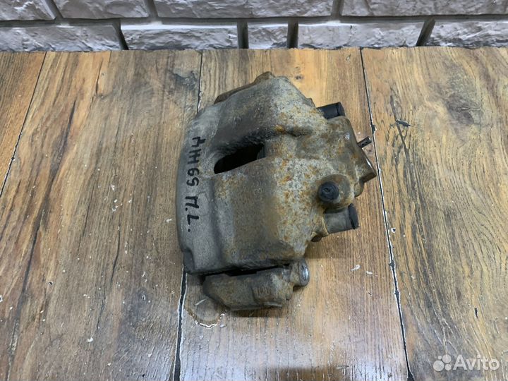 Volkswagen Jetta 6 Суппорт тормозной передний