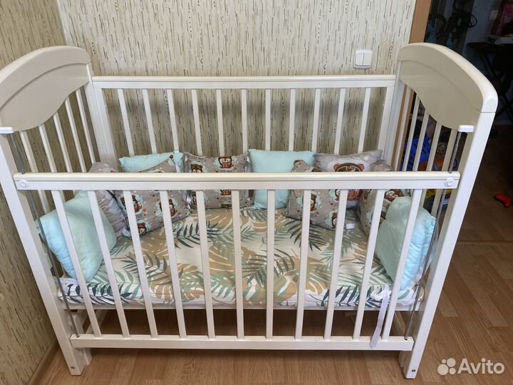 Детская кроватка с продольным маятником