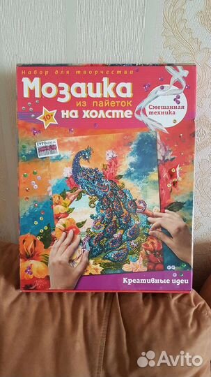 Мозаика из пайеток на холсте