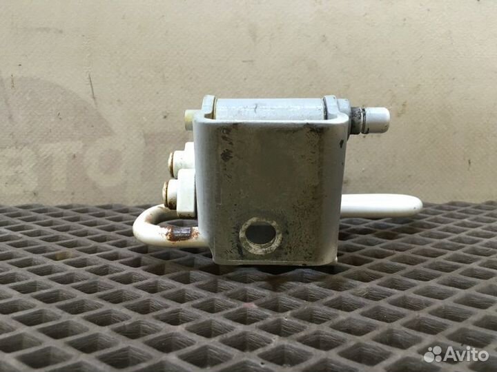 Петля двери задняя левая Audi A6 C6 BDW 2006