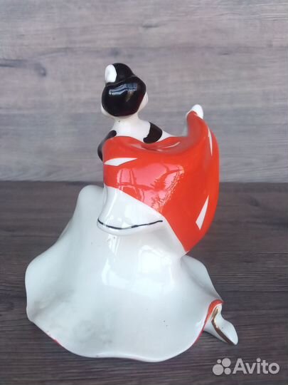Фарфоровая статуэтка 