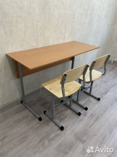 Стол ученический +2 стула
