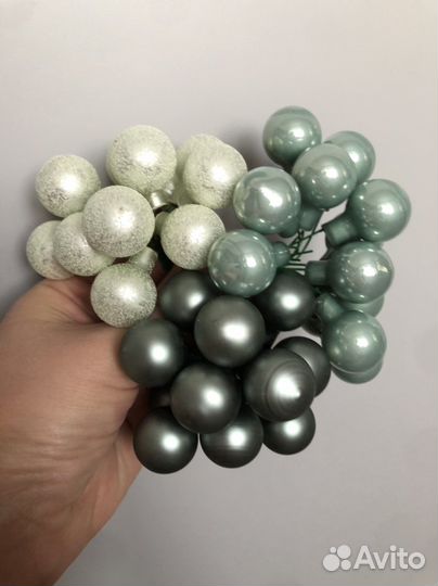 Новогодние шарики на проволоке