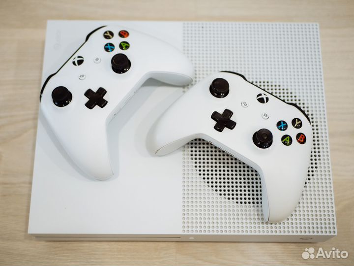 Xbox One S 1 Tb + 2 геймпада