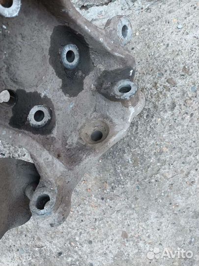 Поворотный кулак левый передний Bmw E65