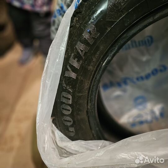 Goodyear UltraGrip 215/60 R17