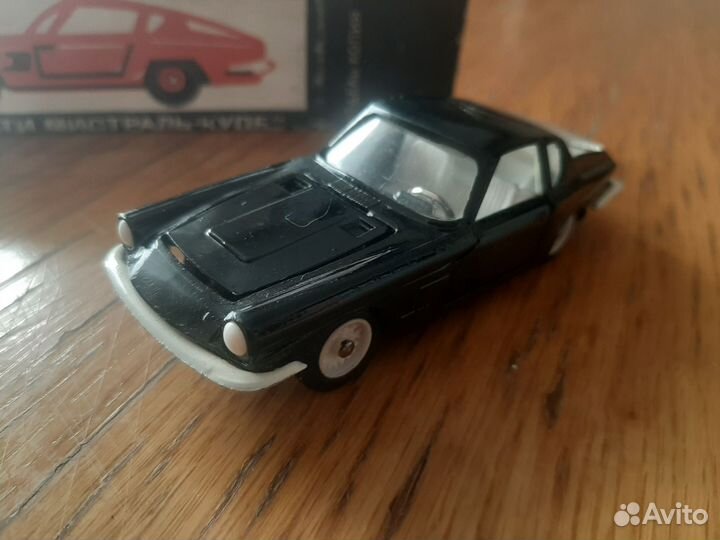 Модель автомобиля 1:43