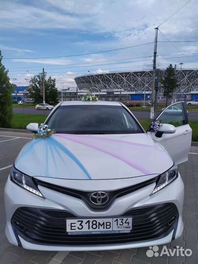 Нежные украшения на свадебные авто