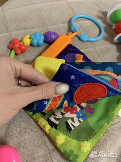 Развивающий коврик и игрушки для малышей