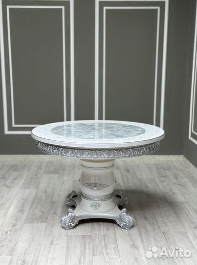 Стол и стулья в гостиную. В наличии