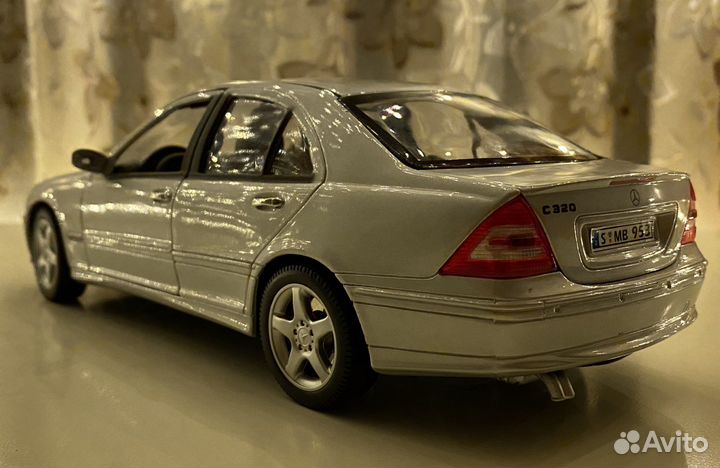 Модель автомобиля Mercedes-Benz W203