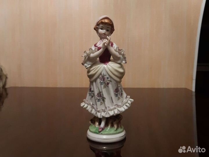 Фарфоровая статуэтка