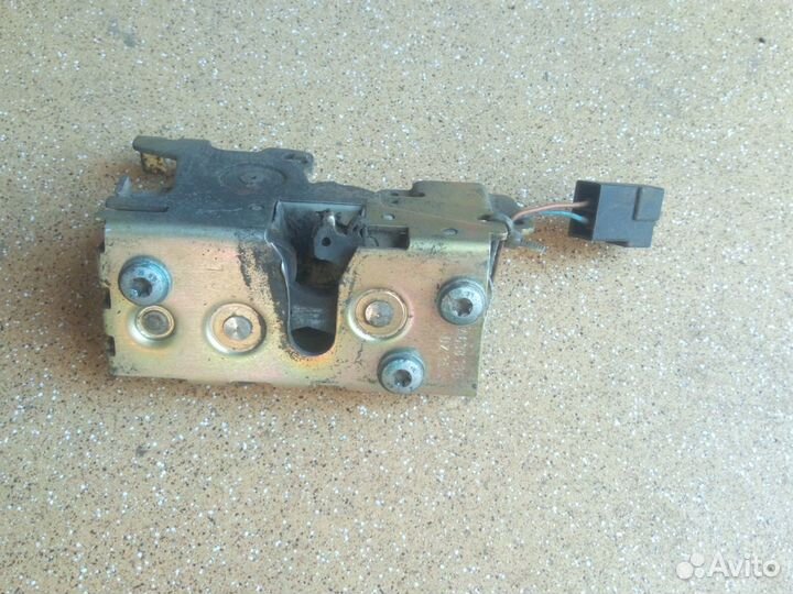 Замок двери Мерседес Бенц Вито